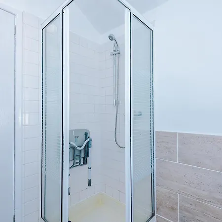 Large 5br House - With Spacious Parking - Close To Station Σπίτι διακοπών *