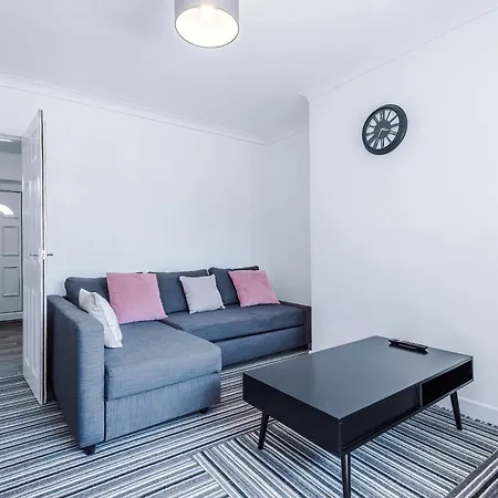 Large 5br House - With Spacious Parking - Close To Station Σπίτι διακοπών