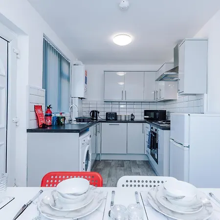 Holiday home Large 5br House - With Spacious Parking - Close To Station *