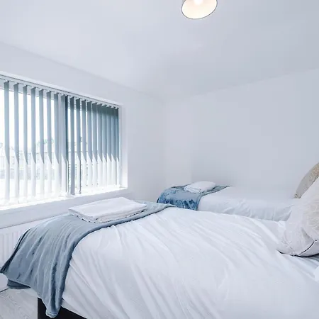 Large 5br House - With Spacious Parking - Close To Station