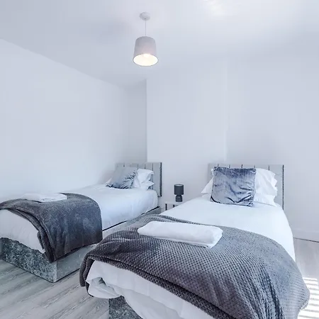 Holiday home Large 5br House - With Spacious Parking - Close To Station