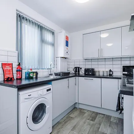 Large 5br House - With Spacious Parking - Close To Station *
