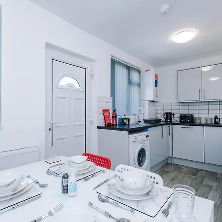 Holiday home Large 5br House - With Spacious Parking - Close To Station