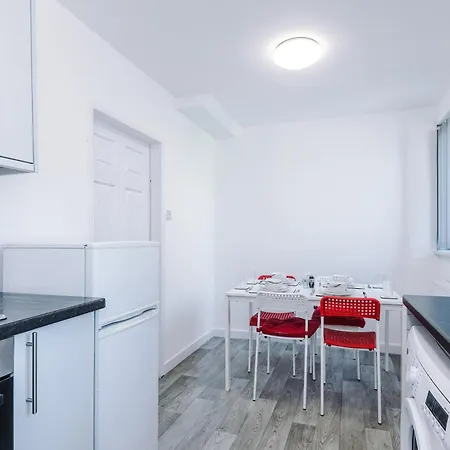 Large 5br House - With Spacious Parking - Close To Station