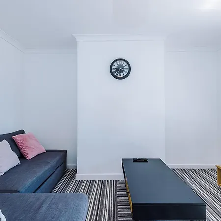 Large 5br House - With Spacious Parking - Close To Station