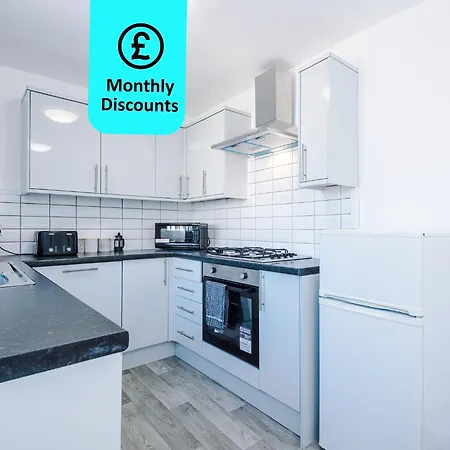 Holiday home Large 5br House - With Spacious Parking - Close To Station