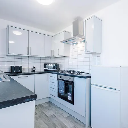 Large 5br House - With Spacious Parking - Close To Station *