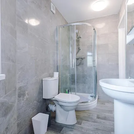 別荘 Large 5br House - With Spacious Parking - Close To Station