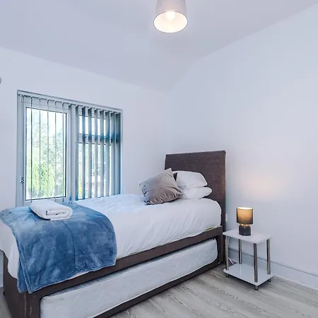 Large 5br House - With Spacious Parking - Close To Station