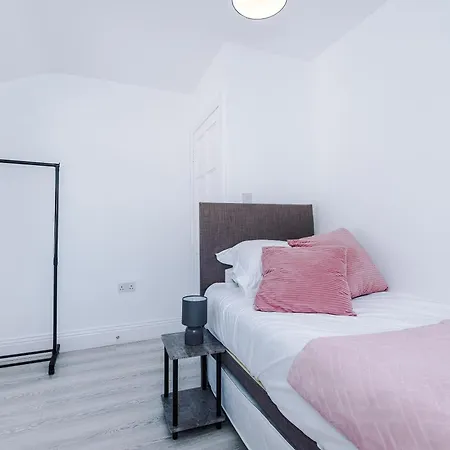 Large 5br House - With Spacious Parking - Close To Station 別荘 *
