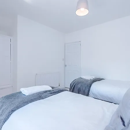 Large 5br House - With Spacious Parking - Close To Station 別荘