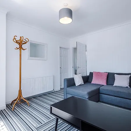 Large 5br House - With Spacious Parking - Close To Station